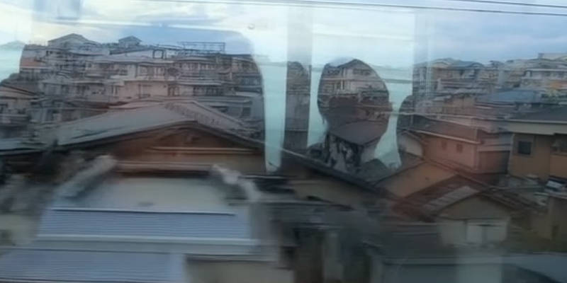 东京郊区火车之旅：车窗倒影